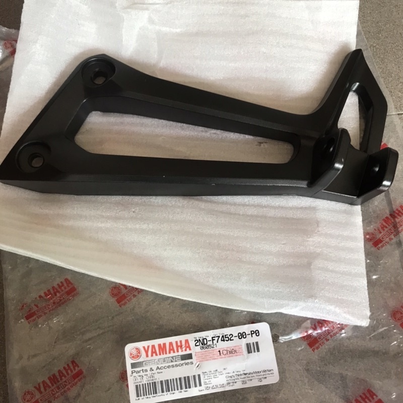 2ND-F7452-00-P0 | Bên Trái | Giá để chân sau Exciter 150