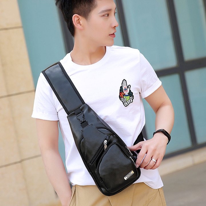 TÚI NAM ĐEO CHÉO ĐEO VAI HOẶC ĐEO TRƯỚC NGỰC DA PU CAO CẤP SÁNG BÓNG KIỂU DÁNG SÀNH ĐIỆU TRẺ TRUNG ( tặng cáp nối sạc )