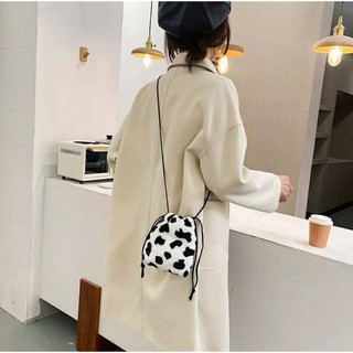 Túi lông rút bò sữa hot trend