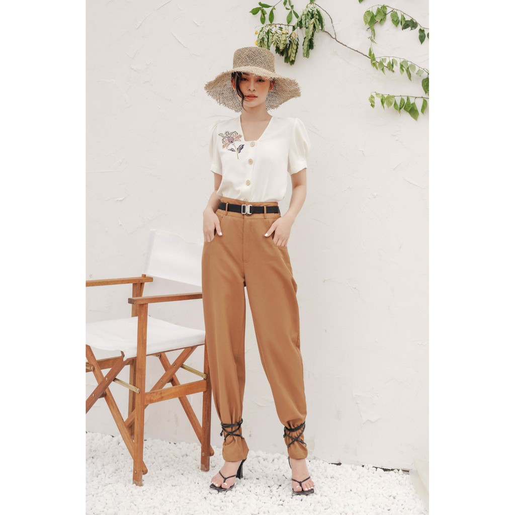 Áo sơ mi cổ V vuông thêu hoa ấn lệch 1AO2037 ADORE DRESS | BigBuy360 - bigbuy360.vn