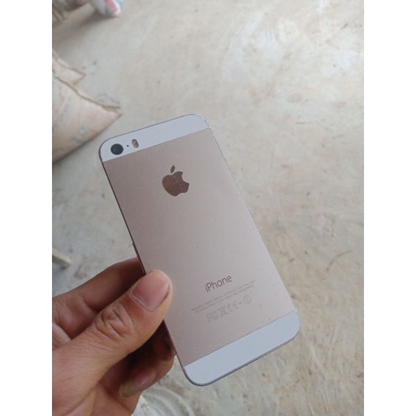 Xác điện thoại iPhone 5s vỡ màn bị vô hiệu hóa.