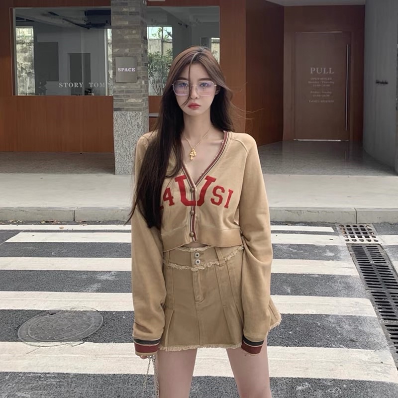 Set Áo Cardigan Cổ V In Chữ Xẻ Viền Và Chân Váy Lưng Thun Be Viền Xoắn