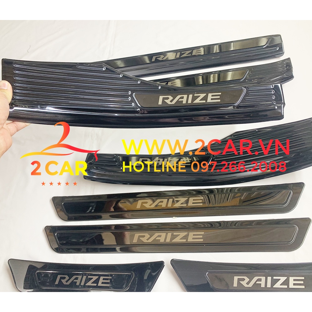 Ốp bậc cửa, nẹp bước chân trong, ngoài titan xe Toyota Raize 2021 - 2022, Chữ tráng gương cao cấp