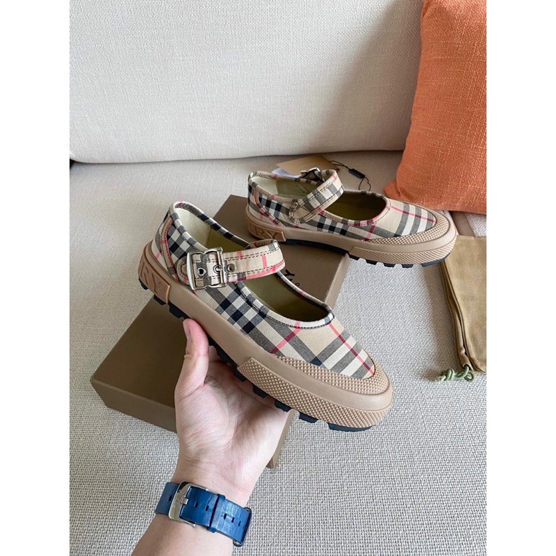 Giày búp bê thời trang nữ Burberry da thật cao cấp, thiết kế quai điệu đà chỉnh thắt được, phía sau giày có chữ BBR.
