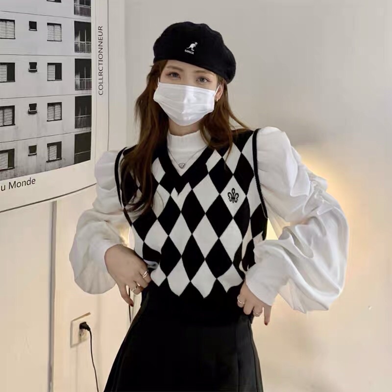 Áo gi-lê họa tiết hình thoi thêu hoa trước ngực