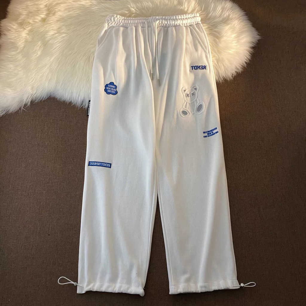 Quần jogger dập nổi hình gấu RUBY HOUSE86 có chốt gấu điều chỉnh mặc 2 kiểu, chất dầy đẹp có 2 size M và L, có 3 màu