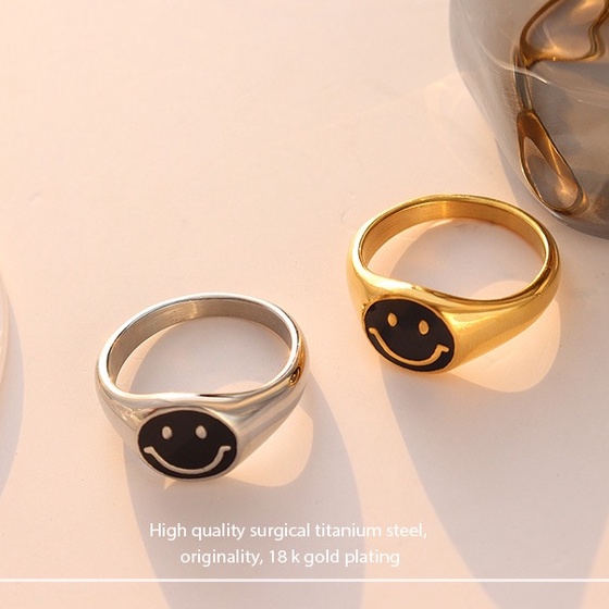 Nhẫn titan mặt tròn sơn đen họa tiết mặt cười không gỉ UR2203