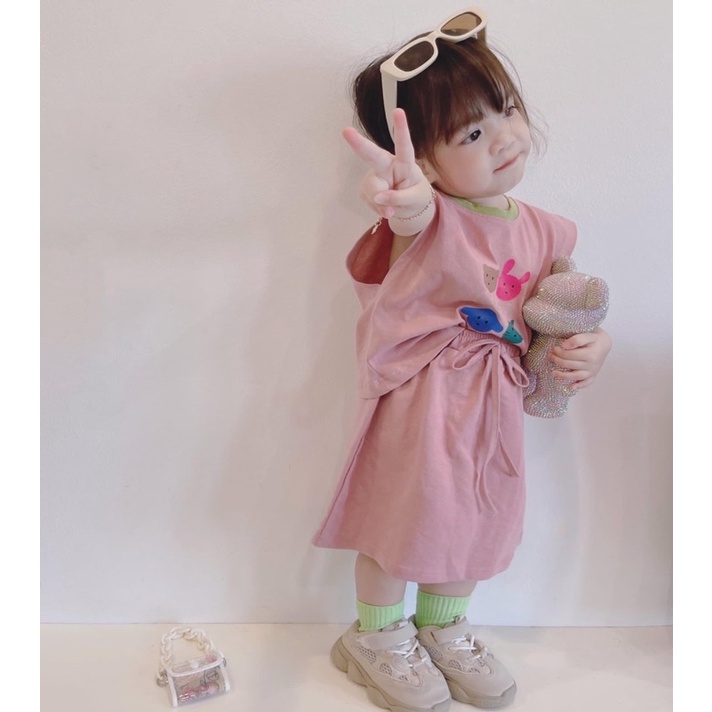 Set thun gồm áo ba lỗ và chân váy
