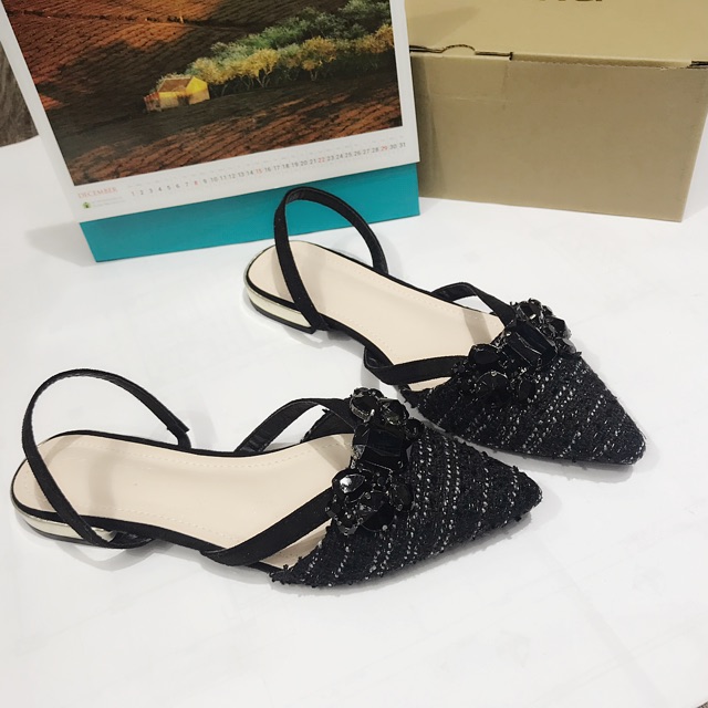 Sandal đính đá
