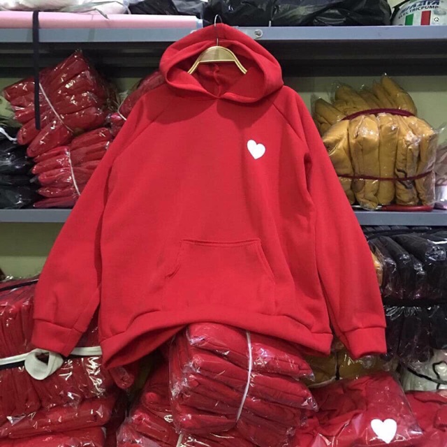Áo hoodie đỏ tươi in trái tim