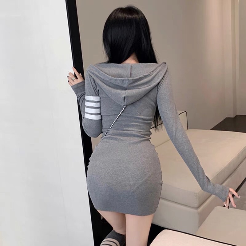Váy body màu xám dáng thể thao có mũ tay kẻ 3 vạch trắng