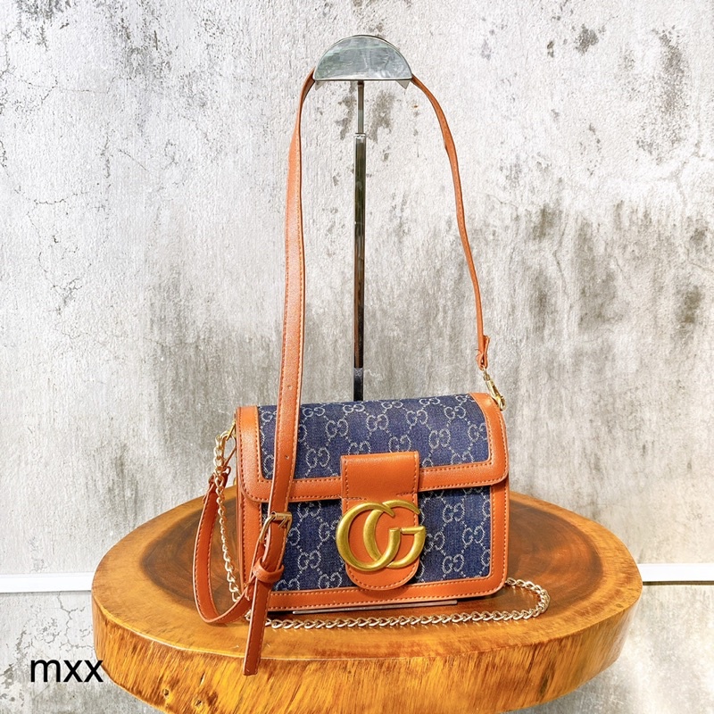 Túi xách gc size 21 chất jean in hoạ tiết màu lam khoá nam châm dáng ngang 2 ngăn 1 quai xích 1 quai da pu đeo chéo
