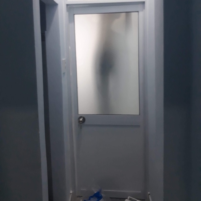 Cửa đi nhôm hệ 700 nhôm trắng sữa và nhôm màu gỗ