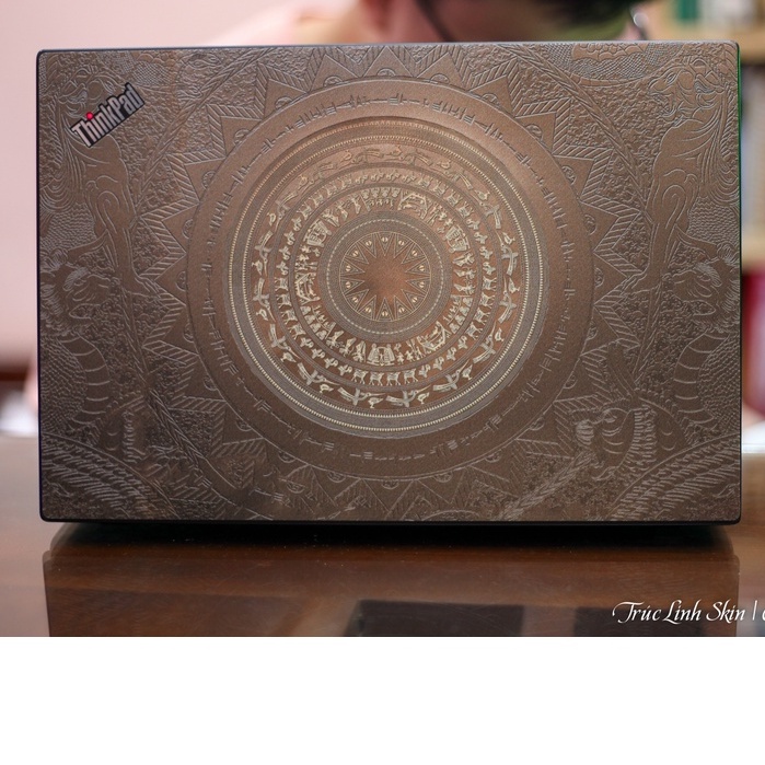 Skin dán laptop mẫu Trống đồng vàng