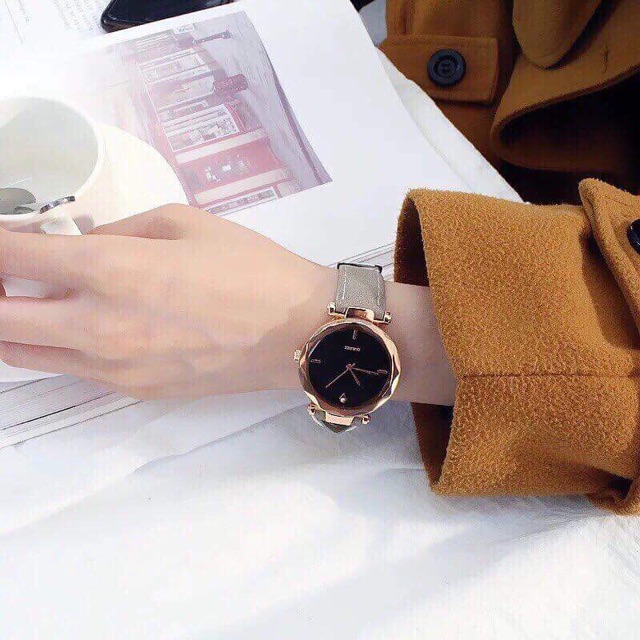 [Mã FAMAYFA2 giảm 10K đơn 50K] [GIÁ SỈ] ĐỒNG HỒ NỮ DÂY DA LỘN MẶT VÁT CẠNH QUART D039 SIÊU ĐẸP | BigBuy360 - bigbuy360.vn