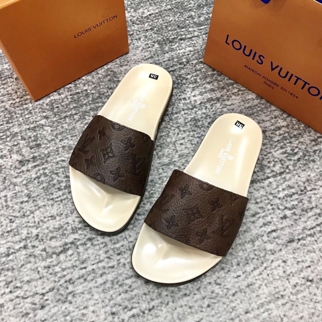 Dép lê nam vân hoa da lv nâu,dép lê nam chắc chắn đi thoải mái có đủ size 38-42 form chuẩn_dép lê nam quai ngang