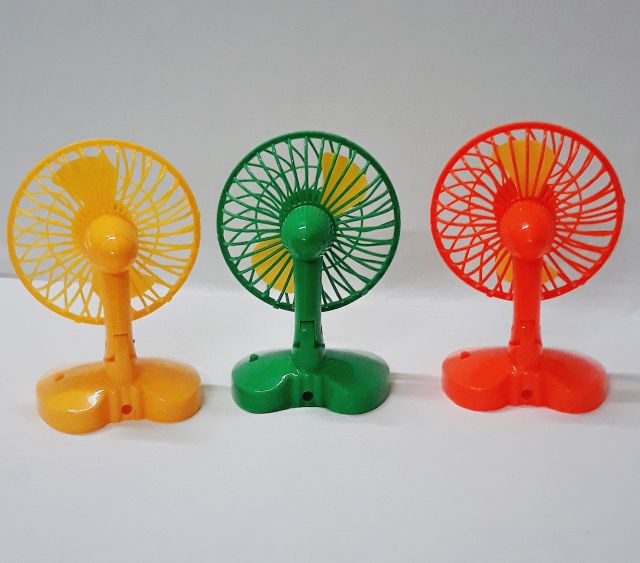 《HCM 》Đồ chơi trẻ em quạt bàn mini chạy pin A-A