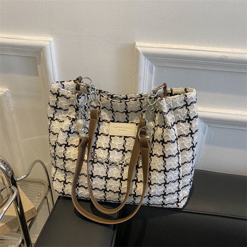 Túi Xách Tote Đeo Vai Cỡ Lớn Màu Tương Phản Đính Ngọc Trai Phối Dây Xích Thiết Kế Đơn Giản