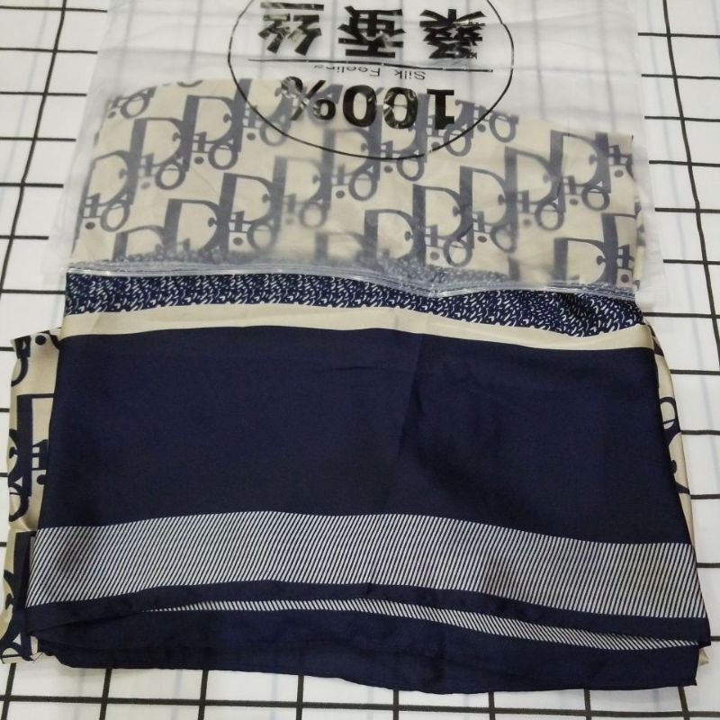 Khăn choàng họa tiết Dior