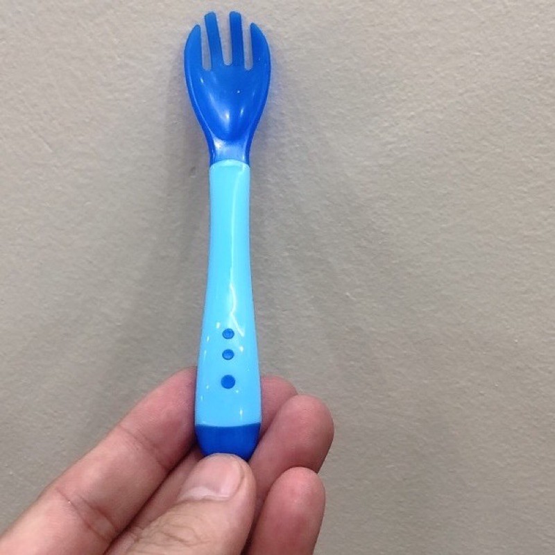 Dĩa nhựa báo nóng an toàn cho bé