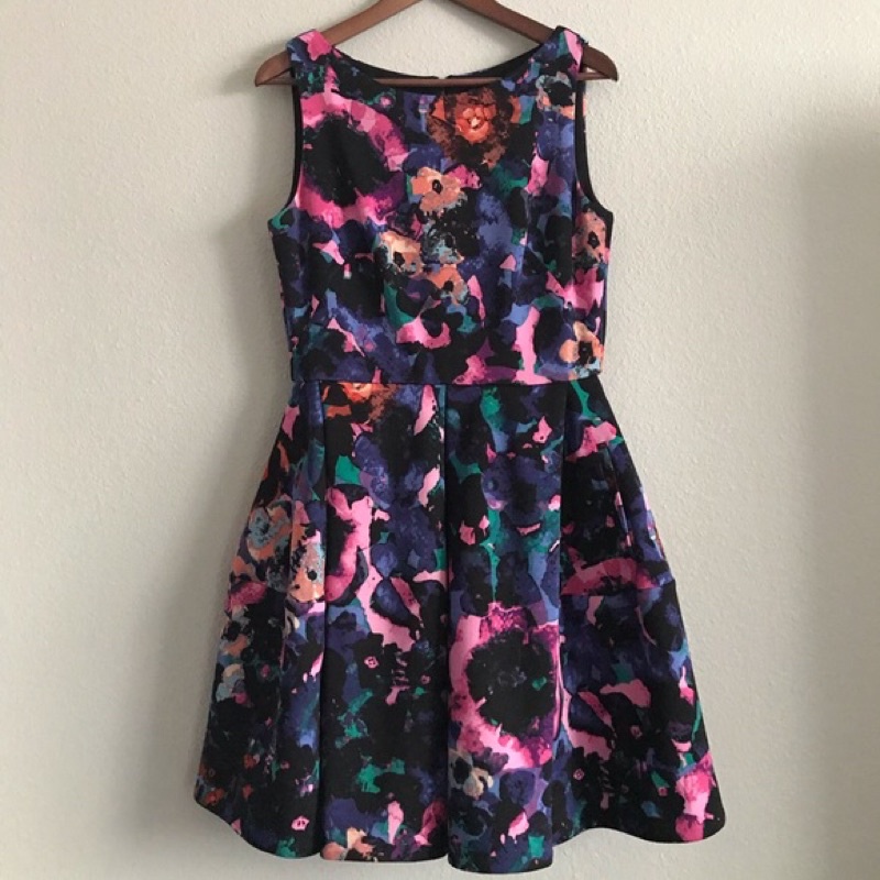 Đầm Taylor Dress.