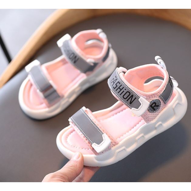 Sandal trẻ em mẫu mới FASHION quai dán gắn chữ R nổi bật XL34