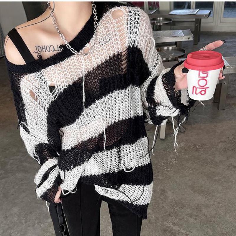 Hum Áo Sweater Dệt Kim Chui Đầu Khoét Lỗ Sọc Trắng Đen Cá Tính