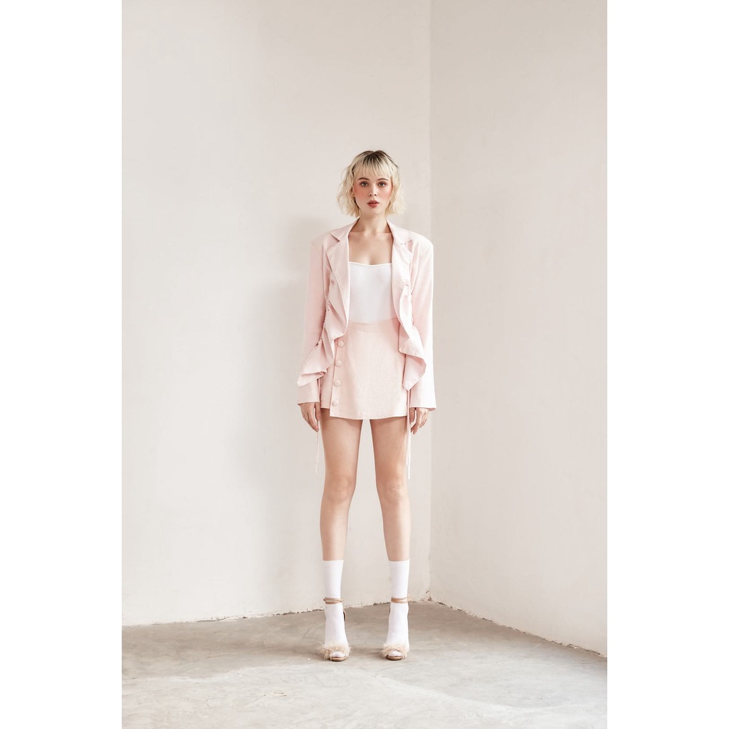 Set trang phục áo blazer chi tiết dây rút hai bên và chân váy mini linen màu hồng nhạt Chloe Linen - DEVONS STUDIO