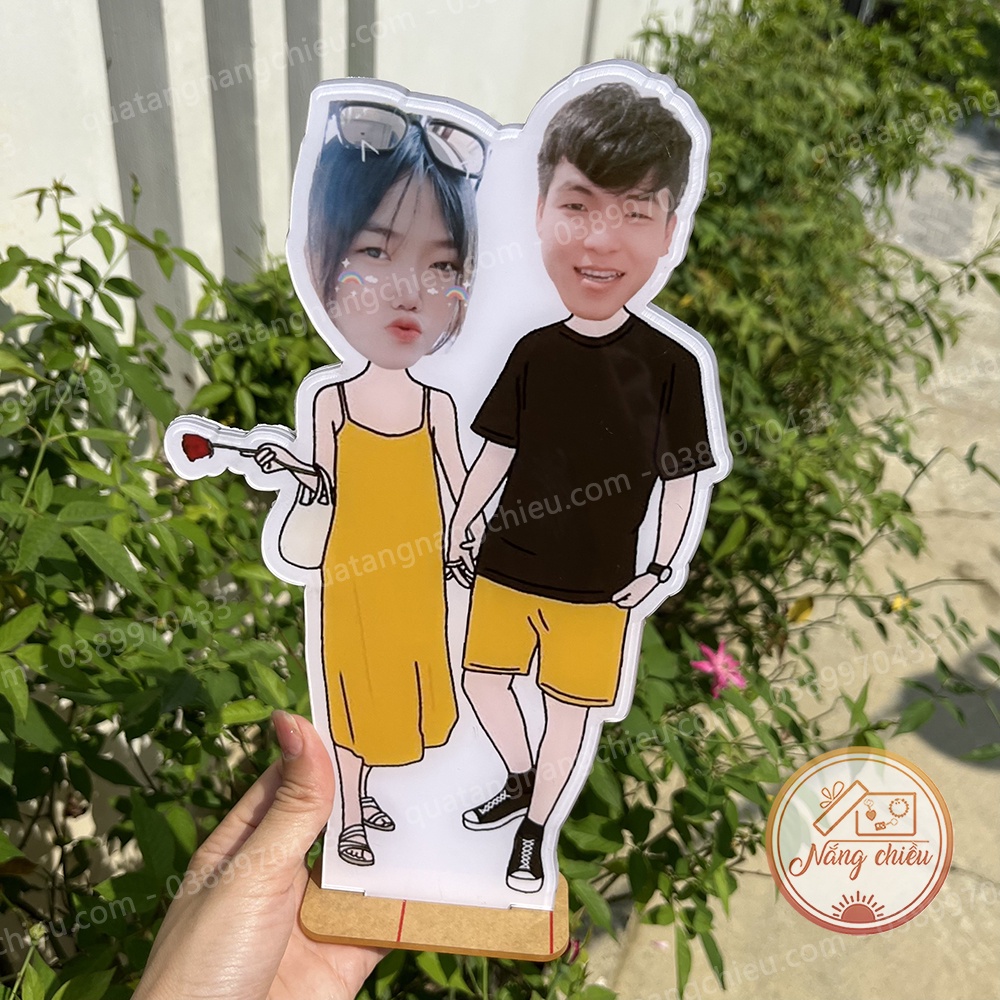 Tượng đứng mika in ảnh theo yêu cầu, chất liệu mika sáng bóng và an toàn cho người sử dụng