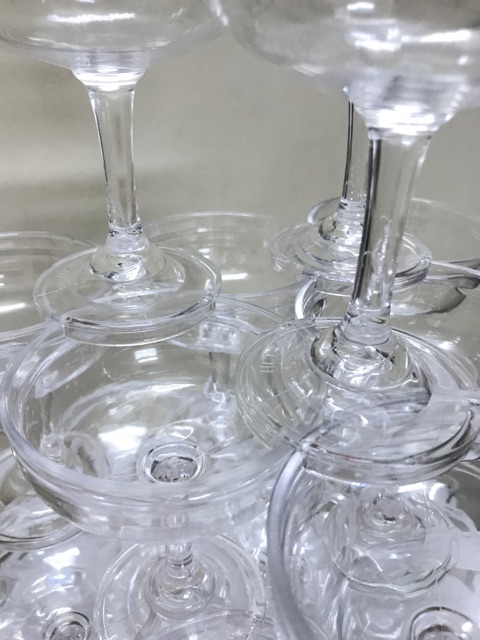 Ly liền đế xếp tháp ly đám cưới