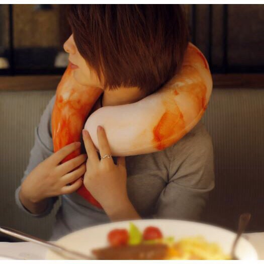 Gối 3D kẹp cổ hình tôm kê cổ _MOMOMART
