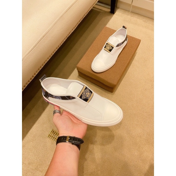 Giày thể thao nam Versace được thiết kế tỉ mỉ chất liệu da đế cao su thoáng khí.
