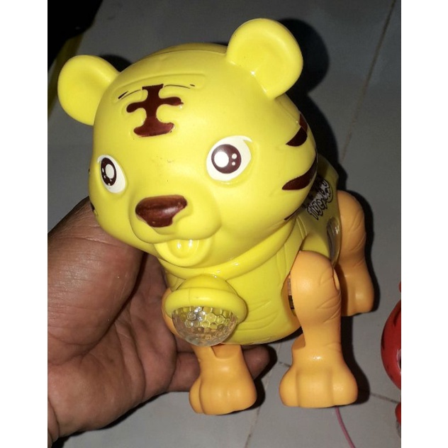 Mô hình chú Hổ đi dạo bằng nhựa có nhạc và đèn led rất đẹp tặng kèm pin