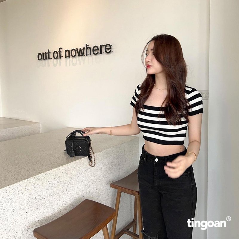 Áo len crop lửng ngắn tay cổ vuông kẻ trắng đen tingoan sài gòn BORA BORA TOP/BL