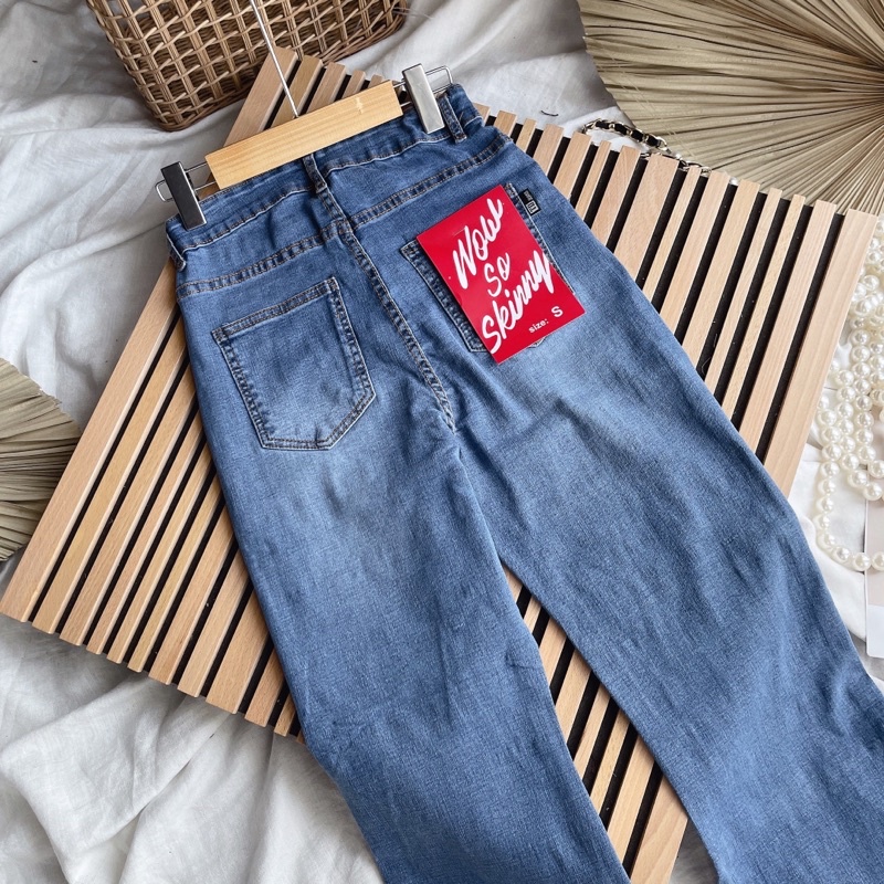 Quần jeans xanh ống loe rách gối