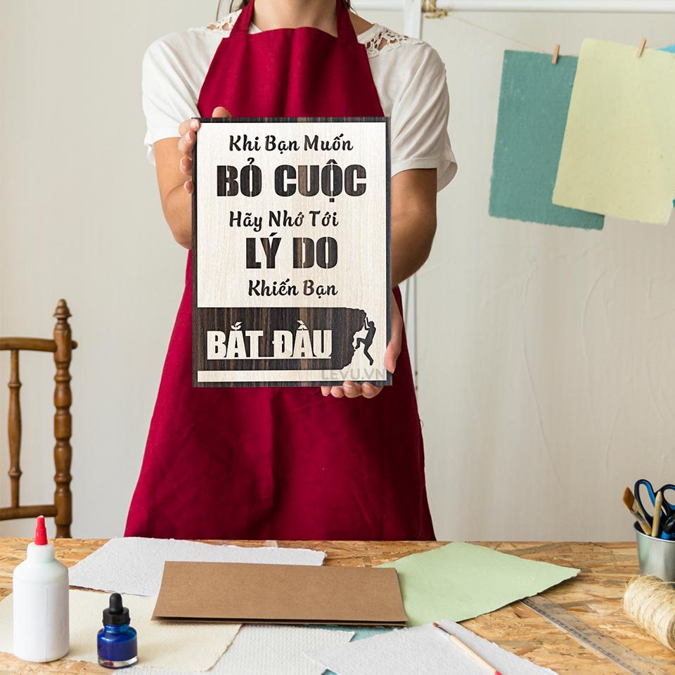 Tranh chữ slogan LEVU003 "Khi bạn muốn bỏ cuộc, hãy nhớ tới lý do khiến bạn bất đầu"