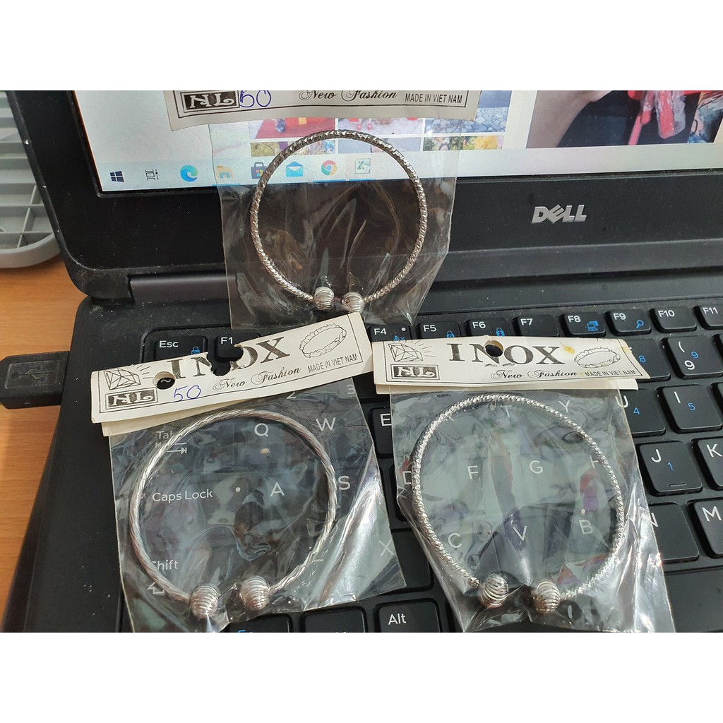Vòng tay inox chạm khắc.