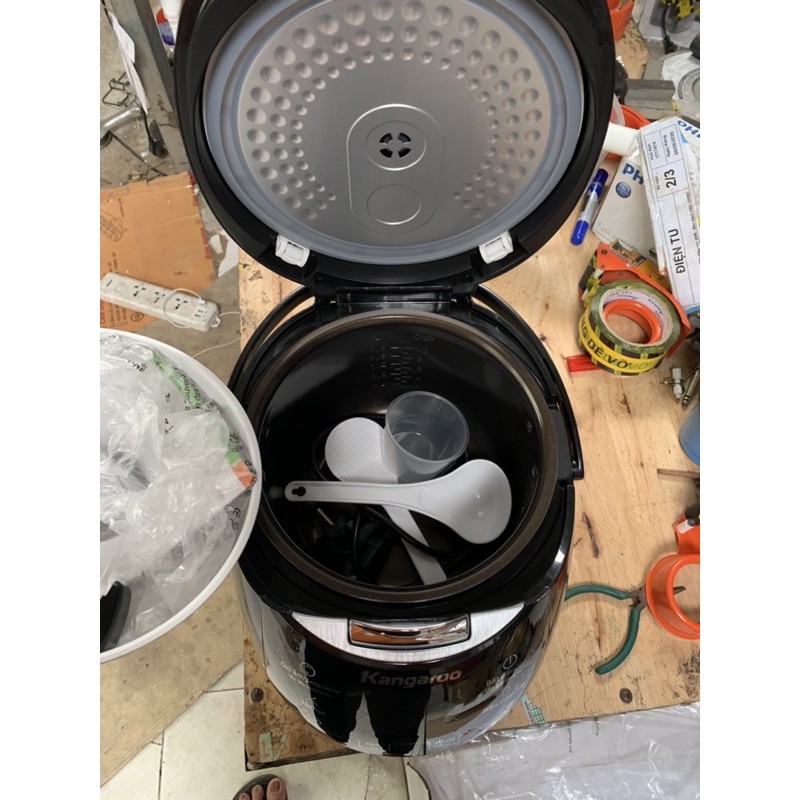 Nồi cơm điện tử 1.8 lít Kangaroo KG595 - trưng bày mới 98% Lòng nồi 2 lớp dày 2 mm chống dính | BigBuy360 - bigbuy360.vn