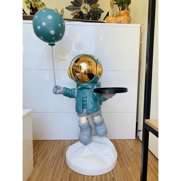 Tượng phi hành gia bưng khay cao 110cm làm quà tặng, trang trí phòng khách, kệ TV, tủ rượu, bàn làm việc