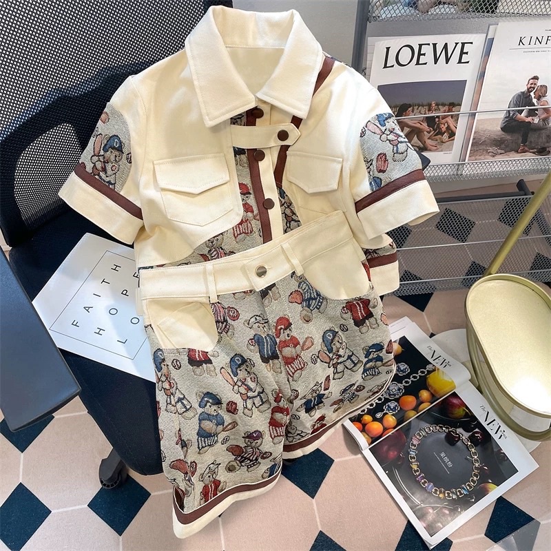 Set kaki áo croptop quần đùi phối hoạ tiết gấu