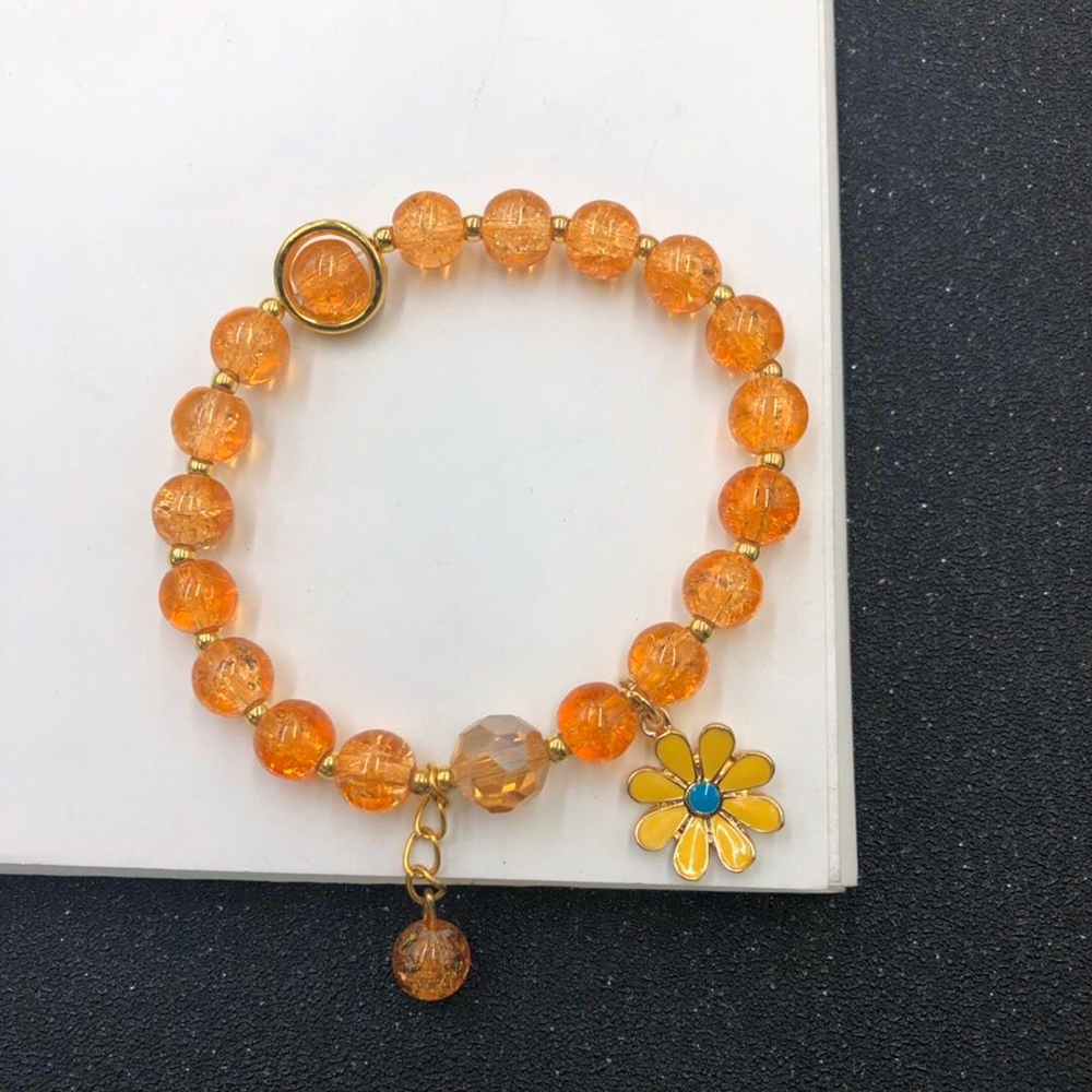 Vòng đeo tay đính họa tiết hoa cúc với phong cách thiết kế tinh tế