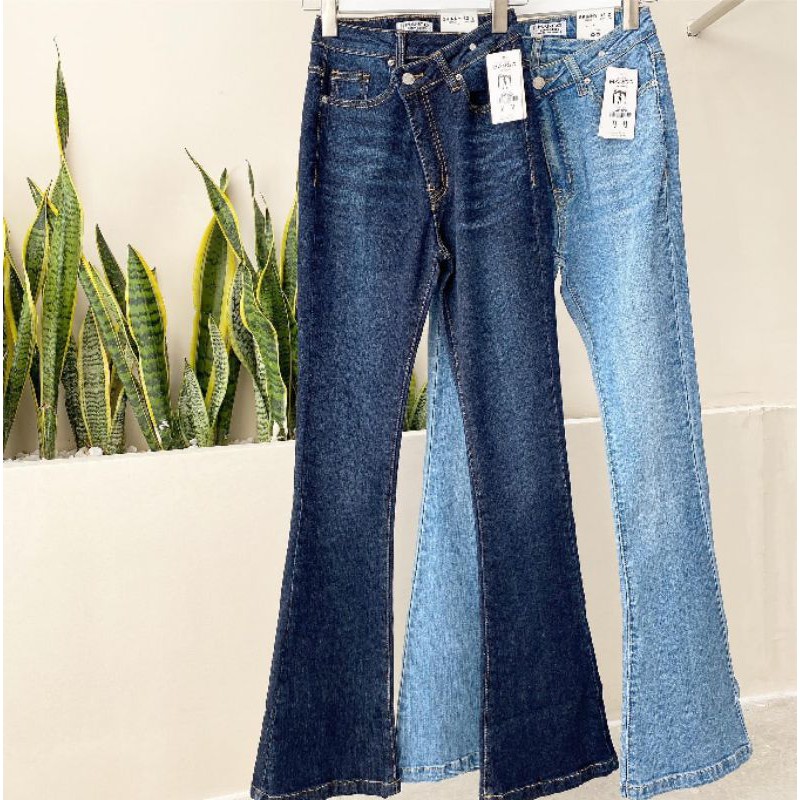 Quần jeans loe cúc lệch dáng dài