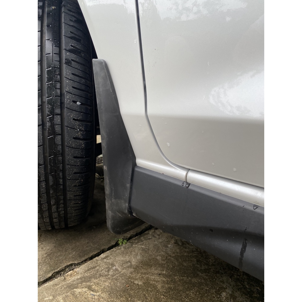 Chắn bùn bánh xe nhựa dẻo xe Toyota Veloz 2022, 2023 Bộ 4 chi tiết vừa khít form xe,  kèm ốc vít