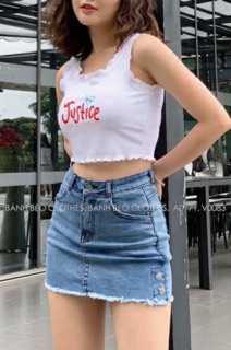 Áo croptop chữ thêu