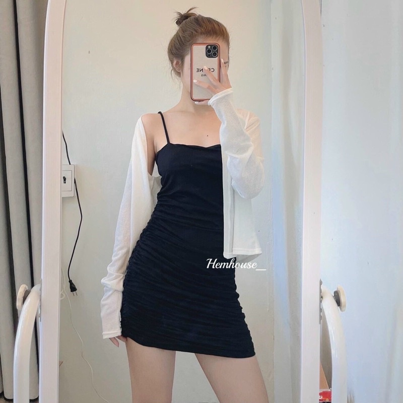 đầm 2 dây đen kèm áo cardigan khoác ngoài