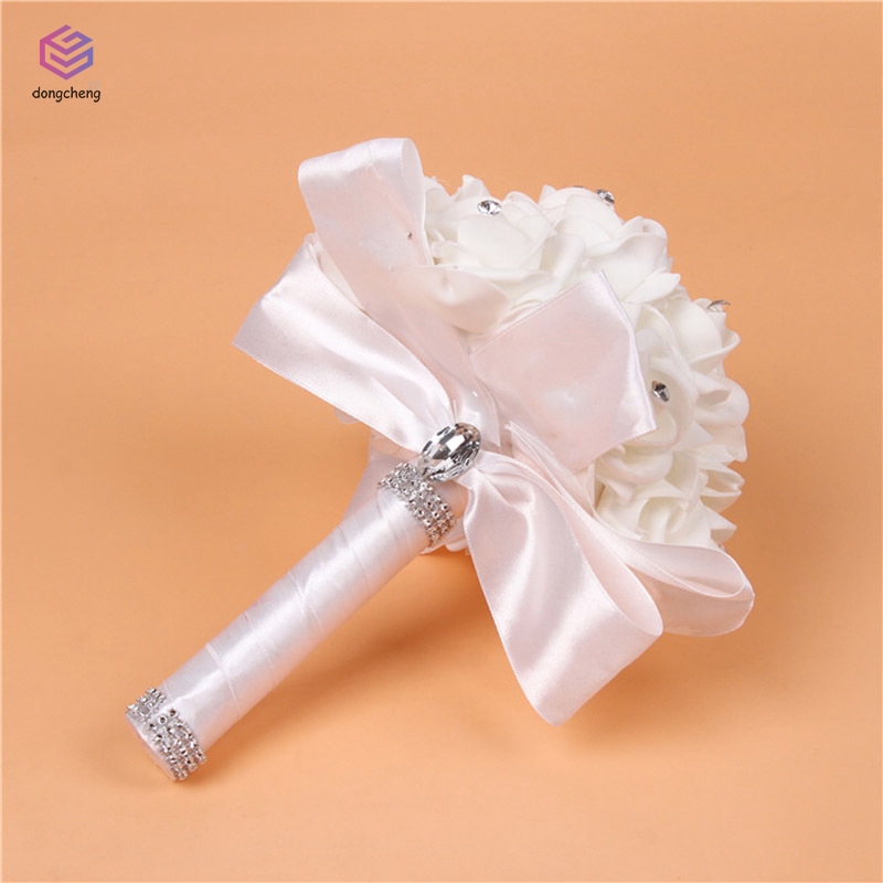 Bó hoa hồng giả cầm tay bằng lụa đính ngọc trai và đá pha lê dành cho phù dâu trong tiệc cưới
