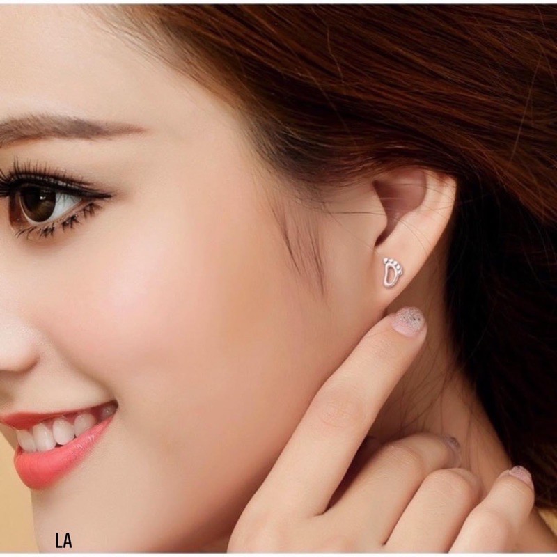 1 CHIẾC NỤ TAI BẠC CÁ TÍNH HÌNH LƯỢC VÀ HÌNH KÉO HÌNH BÀN CHÂN