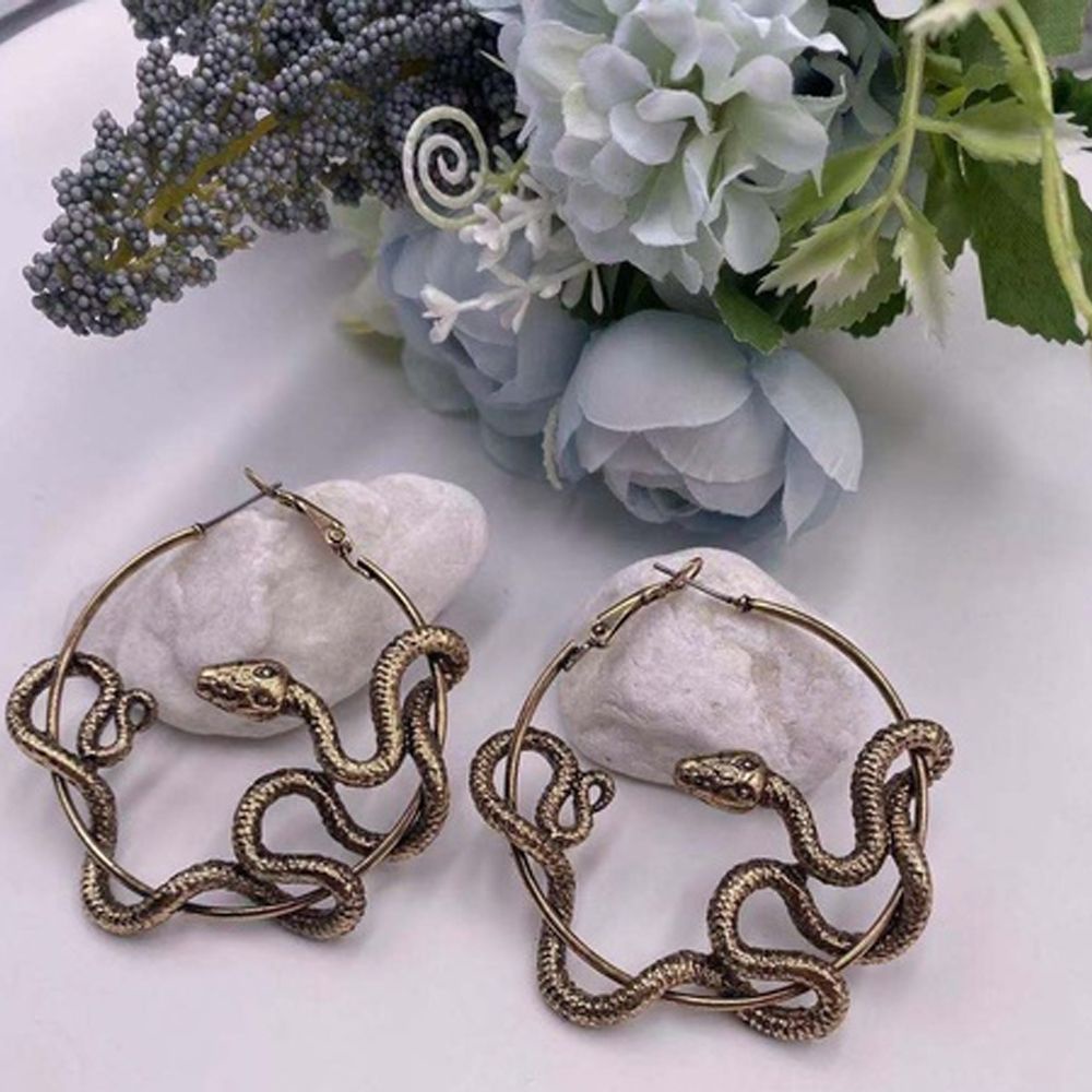 Khuyên tai dạng vòng màu đen hình rắn nghệ thuật phong cách gothic cho nam nữ