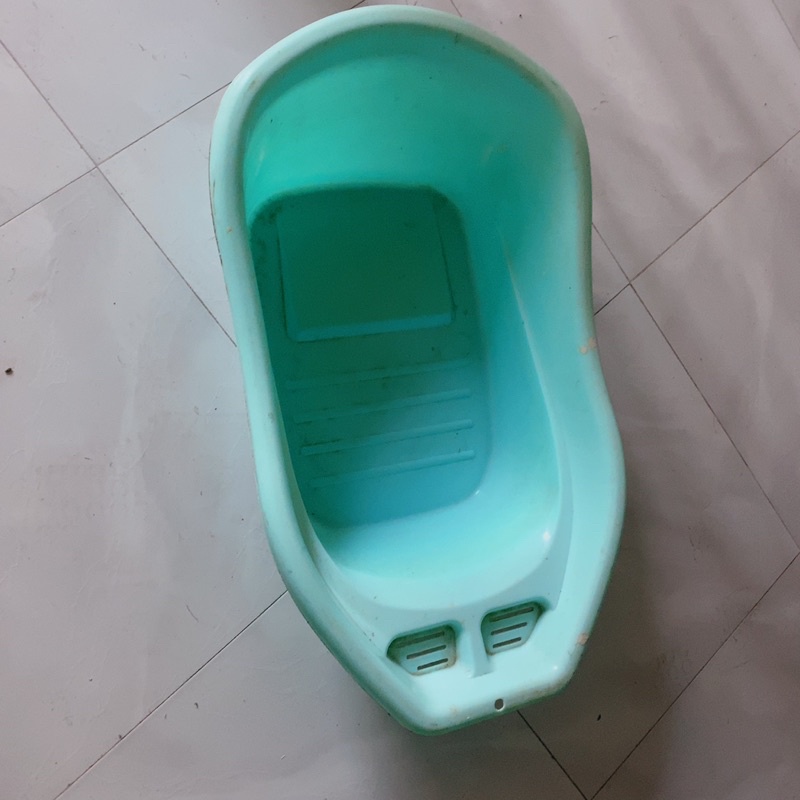 Chậu tắm bé nhựa màu xanh used