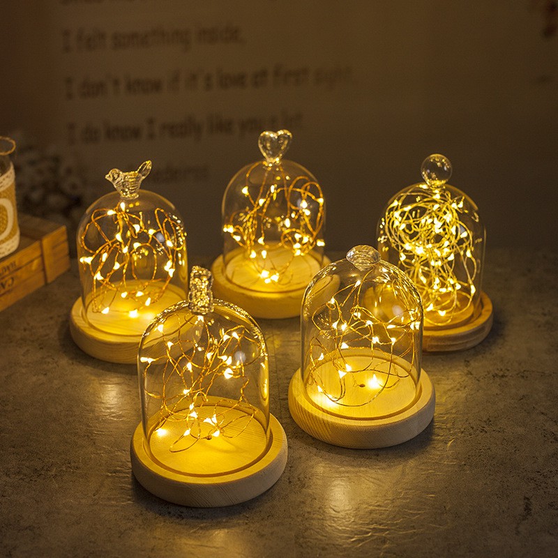 Chụp thủy tinh đế gỗ 12x18 cm có gắn đèn led